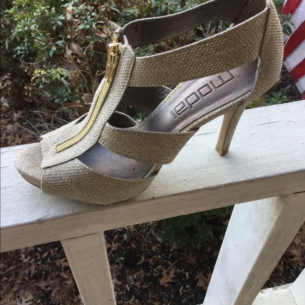 Gold shiny heels